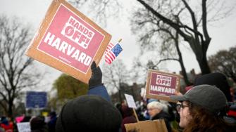 Harvard, que ha logrado en estas últimas semanas el apoyo de más de 200 rectores, ha impugnado en los tribunales medidas como la suspensión de fondos federales.
Para más información del tema, visita: https://www.eleconomista.com.mx
¡Síguenos en nuestras redes sociales para mantenerte informado!
Twitter: https://twitter.com/eleconomista
Facebook: https://www.facebook.com/ElEconomista.mx
Instagram: https://www.instagram.com/eleconomistamx
LinkedIn: https://www.linkedin.com/company/el-economista/
#ElEconomista #EETV