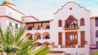 Las playas doradas, la arquitectura colonial, los jardines exuberantes y las vistas al Mar de Cortés hacen de Hacienda del Mar Los Cabos un destino imperdible para quienes buscan lujo, tradición y descanso en familia.