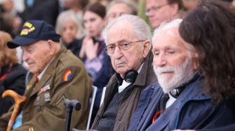 Los sobrevivientes junto con familiares de ex prisioneros y altos funcionarios, asistieron a las ceremonias por el 80 aniversario de la liberación del campo de concentración de Ravensbrück, en el norte de Alemania.
Para más información del tema, visita: https://www.eleconomista.com.mx/internacionales/sobrevivientes-campos-concentracion-nazis-piden-olvidar-pasado-20250504-757537.html
¡Síguenos en nuestras redes sociales para mantenerte informado!
Twitter: https://twitter.com/eleconomista
Facebook: https://www.facebook.com/ElEconomista.mx
Instagram: https://www.instagram.com/eleconomistamx
LinkedIn: https://www.linkedin.com/company/el-economista/
#ElEconomista #EETV