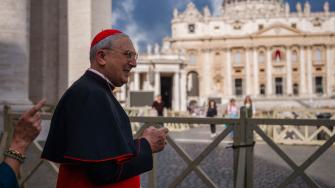 Los cardenales empezaron a instalarse el martes en la residencia de Santa Marta y otras dependencias del Vaticano, donde permanecerán aislados del mundo durante el cónclave hasta elegir al sucesor del papa Francisco.
¡Síguenos en nuestras redes sociales para mantenerte informado!
Twitter: https://twitter.com/eleconomista
Facebook: https://www.facebook.com/ElEconomista.mx
Instagram: https://www.instagram.com/eleconomistamx
LinkedIn: https://www.linkedin.com/company/el-economista/
#ElEconomista #EETV