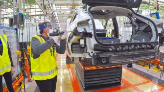 Ford Motor está subiendo los precios de tres de sus modelos producidos en México a partir del pasado 2 de mayo, convirtiéndose en uno de los primeros grandes fabricantes en ajustar los valores de catálogo después de los aranceles del presidente Donald Trump.
Para más información del tema, visita: https://www.eleconomista.com.mx/empresas/ford-sube-precios-modelos-armados-mexico-aranceles-trump-20250507-757998.html
¡Síguenos en nuestras redes sociales para mantenerte informado!
Twitter: https://twitter.com/eleconomista
Facebook: https://www.facebook.com/ElEconomista.mx
Instagram: https://www.instagram.com/eleconomistamx
LinkedIn: https://www.linkedin.com/company/el-economista/
#ElEconomista #EETV
