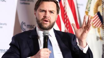 Vance ha reiterado que "es muy importante" que las partes comiencen a dialogar e "ir más allá de la obsesión con el alto el fuego de 30 días" que Rusia no está dispuesto a asumir.
Para más información del tema, visita: https://www.eleconomista.com.mx/internacionales/jd-vance-critica-rusia-pide-demasiado-poner-guerra-20250507-758044.html
¡Síguenos en nuestras redes sociales para mantenerte informado!
Twitter: https://twitter.com/eleconomista
Facebook: https://www.facebook.com/ElEconomista.mx
Instagram: https://www.instagram.com/eleconomistamx
LinkedIn: https://www.linkedin.com/company/el-economista/
#ElEconomista #EETV
