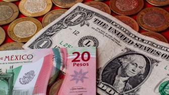 El tipo de cambio baja, manteniendo un mejor ánimo en los mercados globales, en espera de una reunión de altos funcionarios de EU y China el fin de semana.
Para más información del tema, visita: https://www.eleconomista.com.mx/mercados/precio-dolar-hoy-8-mayo-2025-cuanto-cotiza-20250508-758197.html
#TipoDeCambio #Peso #Dólar
