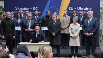 Ucrania y sus aliados europeos aprobaron el viernes la creación de un tribunal especial para juzgar a dirigentes rusos por "la agresión contra Ucrania", en una reunión en Leópolis, en el oeste de este país en guerra. ¡Síguenos en nuestras redes sociales para mantenerte informado! Twitter: https://twitter.com/eleconomista Facebook: https://www.facebook.com/ElEconomista.mx Instagram: https://www.instagram.com/eleconomistamx LinkedIn: https://www.linkedin.com/company/el-economista/ #ElEconomista #EETV