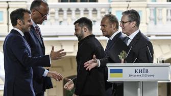 La visita de los líderes europeos a Kiev es una respuesta simbólica a las fastuosas celebraciones la víspera en Moscú por los 80 años de la victoria sobre la Alemania nazi.
Para más información del tema, visita: https://www.eleconomista.com.mx/internacionales/aliados-ucrania-lanzan-ultimatum-rusia-acepte-tregua-30-dias-20250510-758501.html
¡Síguenos en nuestras redes sociales para mantenerte informado!
Twitter: https://twitter.com/eleconomista
Facebook: https://www.facebook.com/ElEconomista.mx
Instagram: https://www.instagram.com/eleconomistamx
LinkedIn: https://www.linkedin.com/company/el-economista/
#ElEconomista #EETV