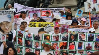 "Este 10 de mayo, en el cual nada tenemos que celebrar, también marchamos y gritamos los nombres de las Madres que ya no están en vida para tenerlas presentes y recordar a las autoridades que para ellas no hubo Verdad ni Justicia".
Para más información del tema, visita: https://www.eleconomista.com.mx/politica/justicia-resultados-madres-buscadoras-exigen-sheinbaum-romper-pacto-impunidad-20250510-758505.html
¡Síguenos en nuestras redes sociales para mantenerte informado!
Twitter: https://twitter.com/eleconomista
Facebook: https://www.facebook.com/ElEconomista.mx
Instagram: https://www.instagram.com/eleconomistamx
LinkedIn: https://www.linkedin.com/company/el-economista/
#ElEconomista #EETV