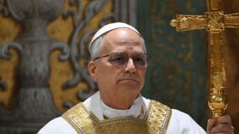 Las declaraciones del nuevo líder de la Iglesia católica, el primer papa estadounidense, son seguidas de cerca tras su elección el jueves.
Para más información del tema, visita: https://www.eleconomista.com.mx/arteseideas/leon-xiv-robert-prevost-explica-origen-nombre-papal-20250510-758516.html
¡Síguenos en nuestras redes sociales para mantenerte informado!
Twitter: https://twitter.com/eleconomista
Facebook: https://www.facebook.com/ElEconomista.mx
Instagram: https://www.instagram.com/eleconomistamx
LinkedIn: https://www.linkedin.com/company/el-economista/
#ElEconomista #EETV