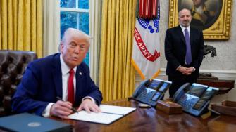 Trump dijo que planea instituir una política de "NACIÓN MÁS FAVORECIDA" que fije el precio de los medicamentos en Estados Unidos al valor más bajo pagado por cualquier otro país del mundo.
Para más información del tema, visita: https://www.eleconomista.com.mx/internacionales/donald-trump-anuncia-decreto-reducir-precios-medicamentos-estados-unidos-20250511-758570.html
¡Síguenos en nuestras redes sociales para mantenerte informado!
Twitter: https://twitter.com/eleconomista
Facebook: https://www.facebook.com/ElEconomista.mx
Instagram: https://www.instagram.com/eleconomistamx
LinkedIn: https://www.linkedin.com/company/el-economista/
#ElEconomista #EETV
