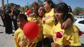 Familias separadas por el drama de la migración irregular hacia Estados Unidos protestaron este sábado en la mexicana Ciudad Juárez, donde la agresiva política fronteriza del presidente estadounidense Donald Trump impidió un reencuentro anual organizado especialmente por el Día de la Madre. ¡Síguenos en nuestras redes sociales para mantenerte informado! Twitter: https://twitter.com/eleconomista Facebook: https://www.facebook.com/ElEconomista.mx Instagram: https://www.instagram.com/eleconomistamx LinkedIn: https://www.linkedin.com/company/el-economista/ #ElEconomista #EETV