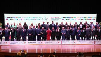 China recibe a países latinoamericanos y caribeños en plena desescalada de guerra comercial con EU
Para más información del tema, visita: https://www.eleconomista.com.mx/internacionales/china-recibe-paises-latinoamericanos-caribenos-plena-desescalada-guerra-comercial-eu-20250512-758643.html
¡Síguenos en nuestras redes sociales para mantenerte informado!
Twitter: https://twitter.com/eleconomista
Facebook: https://www.facebook.com/ElEconomista.mx
Instagram: https://www.instagram.com/eleconomistamx
LinkedIn: https://www.linkedin.com/company/el-economista/
#ElEconomista #EETV