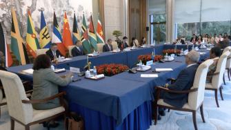China recibe desde este lunes a líderes latinoamericanos en Pekín en el marco del IV Foro Ministerial China-Celac, con miras a acercarse a la región en respuesta a la guerra comercial con Estados Unidos.
Para más información del tema, visita:
Twitter: https://twitter.com/eleconomista
Sitio web: https://www.eleconomista.com.mx/
Facebook: https://www.facebook.com/ElEconomista.mx
#ElEconomista#EETV