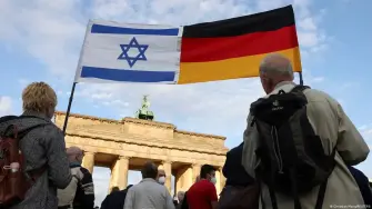 A medida que se intensifica la guerra de Israel en Gaza, el inquebrantable apoyo de Alemania afronta crecientes críticas nacionales y mundiales. Los críticos sugieren que Alemania podría hacer más y presionar a Israel para que respete el derecho internacional
¡Síguenos en nuestras redes sociales para mantenerte informado!
Twitter: https://twitter.com/eleconomista
Facebook: https://www.facebook.com/ElEconomista.mx
Instagram: https://www.instagram.com/eleconomistamx
LinkedIn: https://www.linkedin.com/company/el-economista/
#ElEconomista #EETV