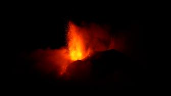 El volcán Etna, en el sur de Italia, lanzó en la noche del lunes potentes columnas de lava.
¡Síguenos en nuestras redes sociales para mantenerte informado!
Twitter: https://twitter.com/eleconomista
Facebook: https://www.facebook.com/ElEconomista.mx
Instagram: https://www.instagram.com/eleconomistamx
LinkedIn: https://www.linkedin.com/company/el-economista/
#ElEconomista #EETV