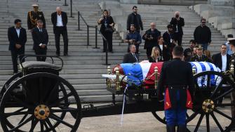 Los uruguayos despedían el miércoles en las calles al expresidente José "Pepe" Mujica, referente de la izquierda latinoamericana, un día después de su deceso a los 89 años.
¡Síguenos en nuestras redes sociales para mantenerte informado!
Twitter: https://twitter.com/eleconomista
Facebook: https://www.facebook.com/ElEconomista.mx
Instagram: https://www.instagram.com/eleconomistamx
LinkedIn: https://www.linkedin.com/company/el-economista/
#ElEconomista #EETV