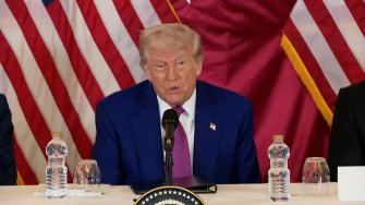 El presidente de Estados Unidos, Donald Trump, aseguró el jueves desde Catar, la segunda etapa de su gira por el Golfo, que está cerca de un acuerdo con Irán sobre su programa nuclear para evitar un conflicto mayor.
¡Síguenos en nuestras redes sociales para mantenerte informado!
Twitter: https://twitter.com/eleconomista
Facebook: https://www.facebook.com/ElEconomista.mx
Instagram: https://www.instagram.com/eleconomistamx
LinkedIn: https://www.linkedin.com/company/el-economista/
#ElEconomista #EETV