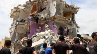 Más de cien personas murieron este jueves en nuevos bombardeos israelíes en la Franja de Gaza, según los servicios de socorro locales, mientras continúa el bloqueo del territorio, que según HRW se ha convertido en una "herramienta de exterminio".
Para más información del tema, visita: https://www.eleconomista.com.mx/internacionales/nuevos-bombardeos-israelies-franja-gaza-dejan-100-muertos-20250515-759215.html
¡Síguenos en nuestras redes sociales para mantenerte informado!
Twitter: https://twitter.com/eleconomista
Facebook: https://www.facebook.com/ElEconomista.mx
Instagram: https://www.instagram.com/eleconomistamx
LinkedIn: https://www.linkedin.com/company/el-economista/
#ElEconomista #EETV
