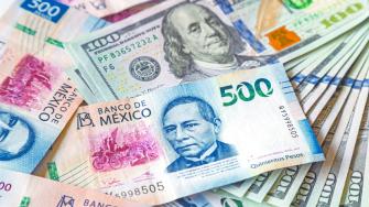 El precio del dólar subió este jueves, mientras los inversionistas asimilaban datos que revivieron las preocupaciones por la economía de Estados Unidos.
Para más información del tema, visita: https://www.eleconomista.com.mx/mercados/precio-dolar-hoy-15-mayo-2025-cuanto-cerro-20250515-759253.html
¡Síguenos en nuestras redes sociales para mantenerte informado!
Twitter: https://twitter.com/eleconomista
Facebook: https://www.facebook.com/ElEconomista.mx
Instagram: https://www.instagram.com/eleconomistamx
LinkedIn: https://www.linkedin.com/company/el-economista/
#ElEconomista #EETV