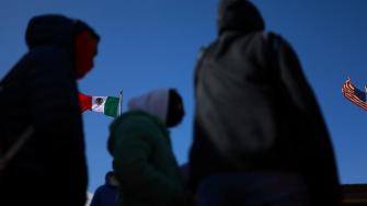 El juez magistrado federal Gregory Wormuth comenzó a presentar sus decisiones a última hora del miércoles, en las que dictaminó que los migrantes no sabían que estaban ingresando a una zona militar en Nuevo México y, por lo tanto, no podían ser acusados, según documentos judiciales y un abogado defensor.
Para más información del tema, visita: https://www.eleconomista.com.mx/internacionales/juez-eu-desestima-cargos-migrantes-capturados-zona-militar-20250515-759273.html
¡Síguenos en nuestras redes sociales para mantenerte informado!
Twitter: https://twitter.com/eleconomista
Facebook: https://www.facebook.com/ElEconomista.mx
Instagram: https://www.instagram.com/eleconomistamx
LinkedIn: https://www.linkedin.com/company/el-economista/
#ElEconomista #EETV