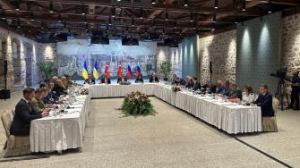 Las primeras conversaciones de paz directas entre Rusia y Ucrania en más de tres años duraron menos de dos horas, sin que hasta el momento se hayan producido avances aparentes en la reducción de la brecha entre las partes.
Para más información del tema, visita: https://www.eleconomista.com.mx/internacionales/platicas-rusia-ucrania-finalizan-dos-horas-turquia-20250516-759377.html
Twitter: https://twitter.com/eleconomista
Sitio web: https://www.eleconomista.com.mx/
Facebook: https://www.facebook.com/ElEconomista.mx
#ElEconomista#EETV