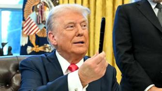 Trump sufrió un intento de asesinato en un mitin electoral en julio, que le causó una herida en la oreja. A lo largo de su carrera ha enfrentado otras amenazas.
Para más información del tema, visita: https://www.eleconomista.com.mx/internacionales/autoridades-eu-investigan-presunta-amenaza-exjefe-fbi-donald-trump-20250515-759308.html
¡Síguenos en nuestras redes sociales para mantenerte informado!
Twitter: https://twitter.com/eleconomista
Facebook: https://www.facebook.com/ElEconomista.mx
Instagram: https://www.instagram.com/eleconomistamx
LinkedIn: https://www.linkedin.com/company/el-economista/
T
#ElEconomista #EETV