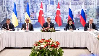 Reunidos el viernes en Estambul para su primer encuentro cara a cara en tres años, representantes de Rusia y Ucrania conversaron sobre un alto al fuego y un eventual encuentro entre Vladimir Putin y Volodimir Zelenski, y acordaron un canje de 1.000 prisioneros de cada bando.
¡Síguenos en nuestras redes sociales para mantenerte informado!
Twitter: https://twitter.com/eleconomista
Facebook: https://www.facebook.com/ElEconomista.mx
Instagram: https://www.instagram.com/eleconomistamx
LinkedIn: https://www.linkedin.com/company/el-economista/
T
#ElEconomista #EETV