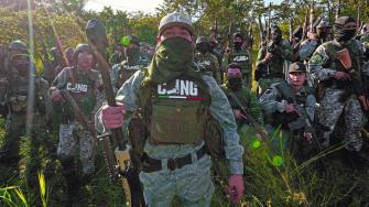 Revelan que cárteles contrabandean crudo a EU e involucran empresas legales estadounidenses.
Para más información del tema, visita: https://www.eleconomista.com.mx/politica/alertan-sobre-posible-pacto-chapitos-cjng-20250515-759348.html
Twitter: https://twitter.com/eleconomista
Sitio web: https://www.eleconomista.com.mx/
Facebook: https://www.facebook.com/ElEconomista.mx
#ElEconomista#EETV