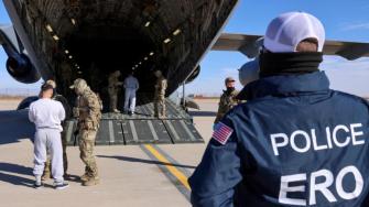 En un dictamen de siete contra dos los magistrados bloquearon los planes del presidente de Estados Unidos, Donald Trump, porque estiman que no se les da suficiente tiempo para impugnar su expulsión.
Para más información del tema, visita: https://www.eleconomista.com.mx/internacionales/corte-suprema-eu-impide-trump-reanudar-expulsion-venezolanos-ley-20250516-759441.html
¡Síguenos en nuestras redes sociales para mantenerte informado!
Twitter: https://twitter.com/eleconomista
Facebook: https://www.facebook.com/ElEconomista.mx
Instagram: https://www.instagram.com/eleconomistamx
LinkedIn: https://www.linkedin.com/company/el-economista/
T
#ElEconomista #EETV