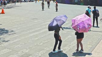De acuerdo con el pronóstico, una circulación anticiclónica en niveles medios de la atmósfera y el bajo contenido de humedad favorecerán un ambiente caluroso a muy caluroso en al menos 27 estados del país, con mayor intensidad en el norte, occidente, centro y sureste.
Para más información del tema, visita: https://www.eleconomista.com.mx/politica/onda-calor-afectara-gran-parte-pais-semana-habra-temperaturas-extremas-lluvias-aisladas-20250516-759430.html
Twitter: https://twitter.com/eleconomista
Sitio web: https://www.eleconomista.com.mx/
Facebook: https://www.facebook.com/ElEconomista.mx
#ElEconomista#EETV