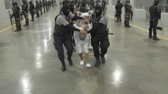 Abogados de los 252 migrantes venezolanos deportados por el gobierno estadounidense de Donald Trump y encarcelados desde hace dos meses en El Salvador denunciaron este viernes que sus clientes son víctimas de "torturas físicas" y "morales".
¡Síguenos en nuestras redes sociales para mantenerte informado!
Twitter: https://twitter.com/eleconomista
Facebook: https://www.facebook.com/ElEconomista.mx
Instagram: https://www.instagram.com/eleconomistamx
LinkedIn: https://www.linkedin.com/company/el-economista/
#ElEconomista #EETV #AFP