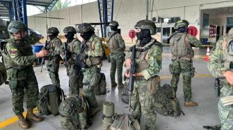 La iniciativa busca también autorizar el uso de la fuerza a policías y militares que combatan la delincuencia.
Para más información del tema, visita: https://www.eleconomista.com.mx/internacionales/ecuador-presenta-proyecto-ley-economia-criminal-20250517-759509.html
¡Síguenos en nuestras redes sociales para mantenerte informado!
Twitter: https://twitter.com/eleconomista
Facebook: https://www.facebook.com/ElEconomista.mx
Instagram: https://www.instagram.com/eleconomistamx
LinkedIn: https://www.linkedin.com/company/el-economista/
T
#ElEconomista #EETV