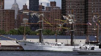 El accidente, ocurrido, el pasado sábado, 17 de mayo, cuando la embarcación mexicana impactó contra una estructura del Puente de Brooklyn, dejó además al menos 22 personas heridas, 11 de ellas reportadas en estado delicado, según información preliminar de la Secretaría de Marina.
Para más información del tema, visita: https://www.eleconomista.com.mx/politica/claudia-sheinbaum-pide-politizar-accidente-buque-escuela-cuauhtemoc-20250518-759568.html
¡Síguenos en nuestras redes sociales para mantenerte informado!
Twitter: https://twitter.com/eleconomista
Facebook: https://www.facebook.com/ElEconomista.mx
Instagram: https://www.instagram.com/eleconomistamx
LinkedIn: https://www.linkedin.com/company/el-economista/
#ElEconomista #EETV
