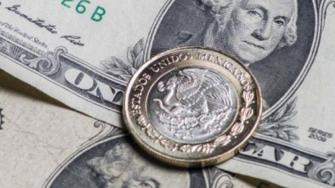 A pesar del rechazo de la Casa Blanca, el dólar se debilita en el mercado después de que Moody's realizó una sorpresiva rebaja a la calificación de Estados Unidos.