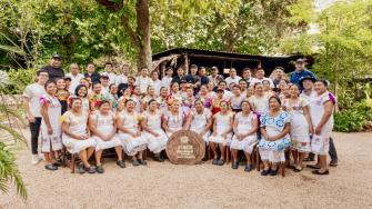 El guardián de la cocina yucateca y referente de sostenibilidad, reconocido por Greenpeace México por su modelo circular y libre de plásticos.
Para más información del tema, visita: https://www.eleconomista.com.mx/bistronomie/kinich-32-anos-sabor-sostenibilidad-corazon-yucatan-20250423-755889.html
¡Síguenos en nuestras redes sociales para mantenerte informado!
Twitter: https://twitter.com/eleconomista
Facebook: https://www.facebook.com/ElEconomista.mx
Instagram: https://www.instagram.com/eleconomistamx
LinkedIn: https://www.linkedin.com/company/el-economista/
#ElEconomista #EETV
