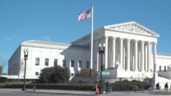La Corte Suprema de Estados Unidos suspendió temporalmente este lunes una orden emitida por un juez que protegía a unos 350.000 venezolanos de ser expulsados del país por la administración del presidente Donald Trump.