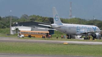 El primer vuelo con migrantes que se “autodeportan” partió de Texas (sur) a Honduras y Colombia con 64 personas a bordo, informó este lunes el Departamento de Seguridad Interior.