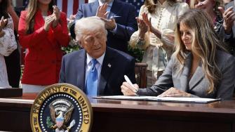 El presidente de Estados Unidos, Donald Trump, promulgó el lunes una ley que penaliza la difusión no consentida de imágenes pornográficas reales o generadas por inteligencia artificial (IA), en particular con fines de “pornografía vengativa”, un fenómeno en crecimiento.