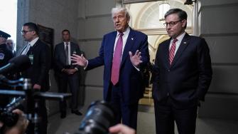 El presidente Donald Trump y Mike Johnson en el Capitolio. Foto: Reuters