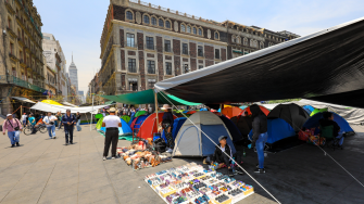 La mañana de este miércoles integrantes de la Coordinadora Nacional de Trabajadores de la Educación (CNTE) intentaron bloquear el acceso al Palacio Nacional para evitar que se realizará la conferencia de prensa de la presidenta Claudia Sheinbaum.
Para más información del tema, visita: https://www.eleconomista.com.mx/politica/cnte-bloquea-accesos-palacio-nacional-intentar-suspender-mananera-sheinbaum-20250521-760056.html
Twitter: https://twitter.com/eleconomista
Sitio web: https://www.eleconomista.com.mx/
Facebook: https://www.facebook.com/ElEconomista.mx
#ElEconomista #CapitalHumano #EETV
