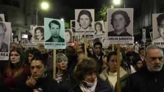 Cuatro décadas después del retorno a la democracia, Uruguay aún se pregunta dónde están casi 200 detenidos desaparecidos durante la última dictadura militar. Y el martes, como desde hace 30 años, una multitud marchó en silencio para exigir avances en su búsqueda.
¡Síguenos en nuestras redes sociales para mantenerte informado!
Twitter: https://twitter.com/eleconomista
Facebook: https://www.facebook.com/ElEconomista.mx
Instagram: https://www.instagram.com/eleconomistamx
LinkedIn: https://www.linkedin.com/company/el-economista/
#ElEconomista #EETV #AFP