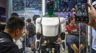 La compañía tecnológica fabricante de automóviles dio a conocer su robot Optimus en el año 2022, al que definió como un robot humanoide destinado al trabajo.
Para más información del tema, visita: https://www.eleconomista.com.mx/tecnologia/tesla-muestra-ultimas-habilidades-robot-humanoide-optimus-gen-20250521-760072.html
¡Síguenos en nuestras redes sociales para mantenerte informado!
Twitter: https://twitter.com/eleconomista
Facebook: https://www.facebook.com/ElEconomista.mx
Instagram: https://www.instagram.com/eleconomistamx
LinkedIn: https://www.linkedin.com/company/el-economista/
#ElEconomista #EETV