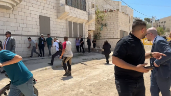 Miembros de una delegación diplomática reaccionan tras disparos mientras se reunían en la entrada este del campamento de Yenín durante una visita a la ciudad de Yenín, en medio de una ofensiva militar israelí en curso en la Cisjordania ocupada.