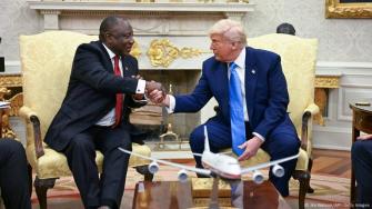 Donald Trump sorprendió el miércoles al presidente de Sudáfrica, Cyril Ramaphosa, al mostrarle un video que supuestamente comprueba las acusaciones estadounidenses de un genocidio contra blancos en el país africano.
¡Síguenos en nuestras redes sociales para mantenerte informado!
Twitter: https://twitter.com/eleconomista
Facebook: https://www.facebook.com/ElEconomista.mx
Instagram: https://www.instagram.com/eleconomistamx
LinkedIn: https://www.linkedin.com/company/el-economista/
#ElEconomista #EETV
