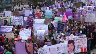 La "Ley Alina" contempla reformas a los códigos penales locales para que en los casos en que una mujer está expuesta a violencia física, sexual o feminicida y repele la agresión, se pueda respetar la presunción de acción en legítima defensa propia. Esto con excepción de los casos en que se pruebe lo contrario.
Para más información del tema, visita: https://www.eleconomista.com.mx/politica/ley-alina-iniciativa-sobre-legitima-defensa-casos-violencia-genero-20250522-760288.html
¡Síguenos en nuestras redes sociales para mantenerte informado!
Twitter: https://twitter.com/eleconomista
Facebook: https://www.facebook.com/ElEconomista.mx
Instagram: https://www.instagram.com/eleconomistamx
LinkedIn: https://www.linkedin.com/company/el-economista/
#ElEconomista #EETV