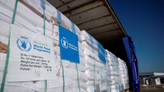 El Programa Mundial de Alimentos (PMA) ha divulgado imágenes que muestran las primeras descargas de mercancías y ha señalado que los equipos de la agencia "trabajan sin parar.
Para más información del tema, visita: https://www.eleconomista.com.mx/internacionales/onu-avisa-enormes-desafios-repartir-ayuda-comenzado-entrar-gaza-20250522-760319.html
¡Síguenos en nuestras redes sociales para mantenerte informado!
Twitter: https://twitter.com/eleconomista
Facebook: https://www.facebook.com/ElEconomista.mx
Instagram: https://www.instagram.com/eleconomistamx
LinkedIn: https://www.linkedin.com/company/el-economista/
#ElEconomista #EETV