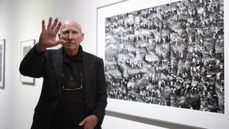 El fotógrafo brasileño Sebastiao Salgado, conocido por sus grandes fotos en blanco y negro de la selva amazónica o de algunos conflictos del planeta, murió este viernes a los 81 años, anunció la Academia de Bellas Artes francesa, de la que era miembro desde 2016.
Para más información del tema, visita: https://www.eleconomista.com.mx/arteseideas/murio-sebastiao-salgado-fotografo-brasileno-retrato-amazonia-blanco-negro-20250523-760468.html
¡Síguenos en nuestras redes sociales para mantenerte informado!
Twitter: https://twitter.com/eleconomista
Facebook: https://www.facebook.com/ElEconomista.mx
Instagram: https://www.instagram.com/eleconomistamx
LinkedIn: https://www.linkedin.com/company/el-economista/
#ElEconomista #EETV