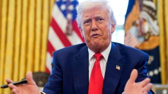 Una jueza estadounidense bloqueó de manera temporal la decisión del gobierno de Donald Trump de impedir que la universidad de Harvard matricule y acoja a estudiantes extranjeros, por considerar la medida inconstitucional.
Para más información del tema, visita: https://www.eleconomista.com.mx/internacionales/jueza-bloquea-audiencia-veto-trump-estudiantes-extranjeros-harvard-20250523-760474.html
¡Síguenos en nuestras redes sociales para mantenerte informado!
Twitter: https://twitter.com/eleconomista
Facebook: https://www.facebook.com/ElEconomista.mx
Instagram: https://www.instagram.com/eleconomistamx
LinkedIn: https://www.linkedin.com/company/el-economista/
#ElEconomista #EETV