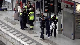 Al menos 17 personas resultaron heridas el viernes en un ataque con cuchillo en la principal estación de trenes de Hamburgo, en el norte de Alemania, informaron los bomberos y la policía local, que detuvo a una sospechosa.
¡Síguenos en nuestras redes sociales para mantenerte informado!
Twitter: https://twitter.com/eleconomista
Facebook: https://www.facebook.com/ElEconomista.mx
Instagram: https://www.instagram.com/eleconomistamx
LinkedIn: https://www.linkedin.com/company/el-economista/
#ElEconomista #EETV