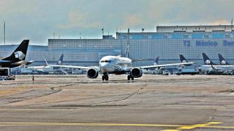 El Aeropuerto Internacional de la Ciudad de México confirmó a través de la red social X que los accesos a ambas terminales fueron liberadas y que sus operaciones se "mantienen activas y en curso".
Para más información del tema, visita: https://www.eleconomista.com.mx/politica/maestros-cnte-retiran-aeropuerto-internacional-ciudad-mexico-20250523-760533.html
¡Síguenos en nuestras redes sociales para mantenerte informado!
Twitter: https://twitter.com/eleconomista
Facebook: https://www.facebook.com/ElEconomista.mx
Instagram: https://www.instagram.com/eleconomistamx
LinkedIn: https://www.linkedin.com/company/el-economista/
#ElEconomista #EETV
