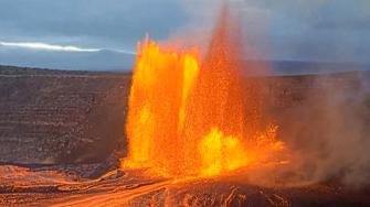 El volcán Kilauea en Hawái lanza espectaculares chorros de lava