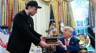 El presidente de Estados Unidos, Donald Trump, elogió los esfuerzos del multimillonario Elon Musk para recortar el gasto federal en una rueda de prensa conjunta en el Despacho Oval este viernes, mientras el CEO de Tesla deja el Gobierno tras un caótico mandato que vio la eliminación de miles de puestos de trabajo y miles de millones de dólares en contratos.
Para más información del tema, visita: https://www.eleconomista.com.mx/internacionales/trump-elogia-musk-despedida-frente-doge-espera-seguir-siendo-amigo-asesor-20250530-761508.html
¡Síguenos en nuestras redes sociales para mantenerte informado!
Twitter: https://twitter.com/eleconomista
Facebook: https://www.facebook.com/ElEconomista.mx
Instagram: https://www.instagram.com/eleconomistamx
LinkedIn: https://www.linkedin.com/company/el-economista/
#ElEconomista #EETV